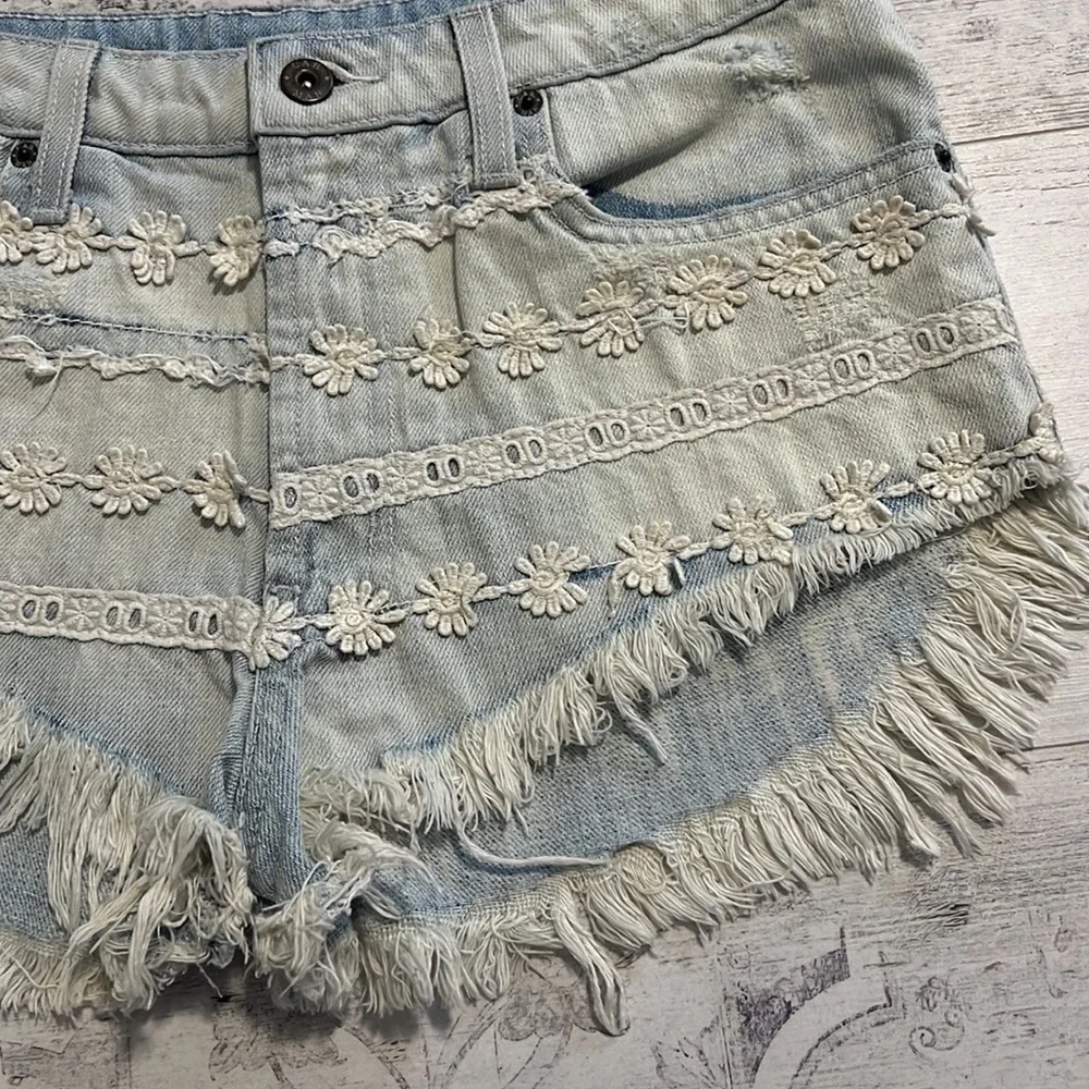 Carmar Bleached Lace Destressed Jean Shorts sz 28